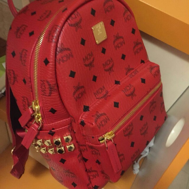 MCM(エムシーエム)のMCM リュック  赤 レディースのバッグ(リュック/バックパック)の商品写真