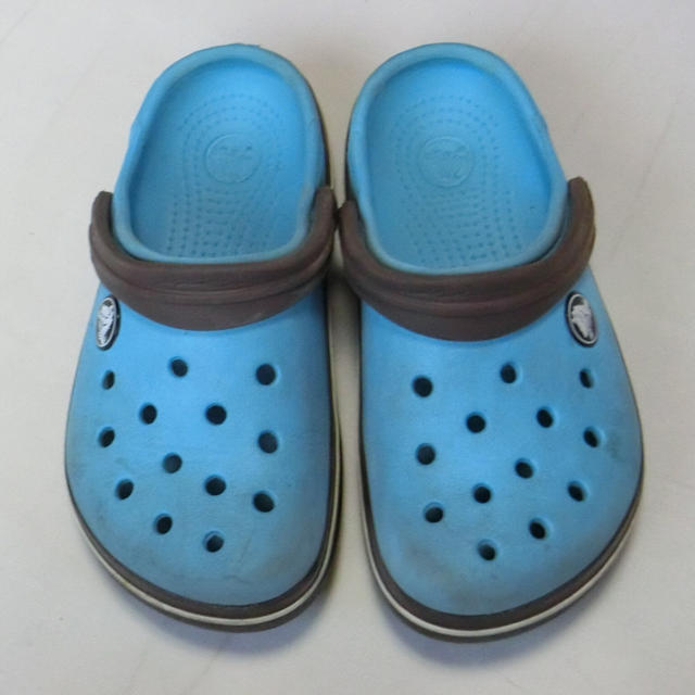 crocs(クロックス)のCROCS クロックス　ブルーとこげ茶のサンダル10 キッズ/ベビー/マタニティのキッズ靴/シューズ(15cm~)(サンダル)の商品写真