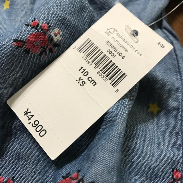 GAP(ギャップ)の新品未使用 GAP デニム風花柄フリル長袖シャツ ブラウス 110cm キッズ/ベビー/マタニティのキッズ服女の子用(90cm~)(ブラウス)の商品写真