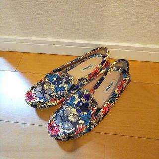 ミュウミュウ(miumiu)の最終値下げ★美品 miumiu 花柄 ドライビングシューズ フラットシューズ(スリッポン/モカシン)