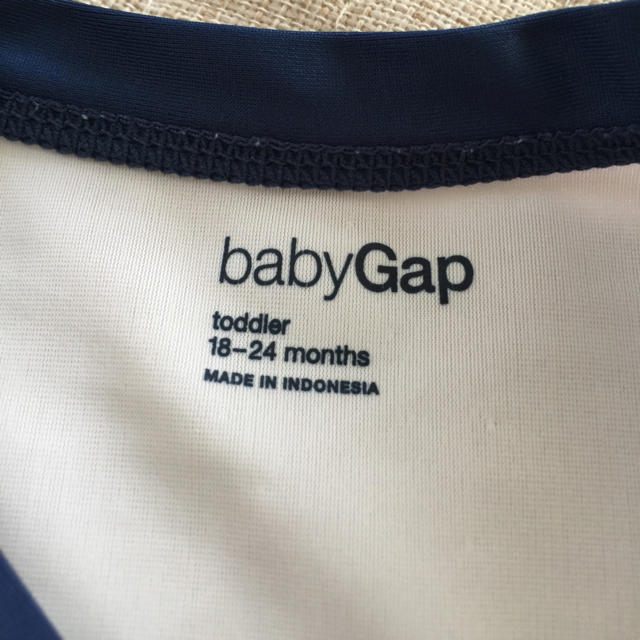 babyGAP(ベビーギャップ)のベビーギャップ ラッシュガード90センチ キッズ/ベビー/マタニティのキッズ服男の子用(90cm~)(水着)の商品写真