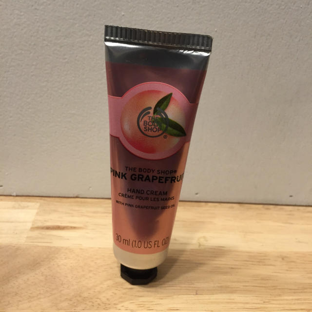 THE BODY SHOP(ザボディショップ)のBODYSHOP＊ハンドクリームピンクグレープフルーツ コスメ/美容のボディケア(ハンドクリーム)の商品写真