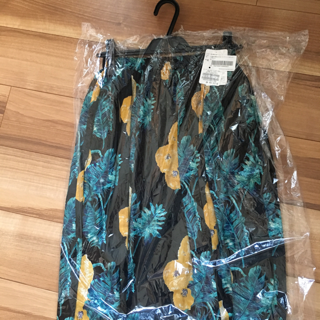 Spick & Span(スピックアンドスパン)の値下げ スピック&スパン オオバナプリントギャザースカート 新品未使用タグ付き レディースのスカート(ロングスカート)の商品写真