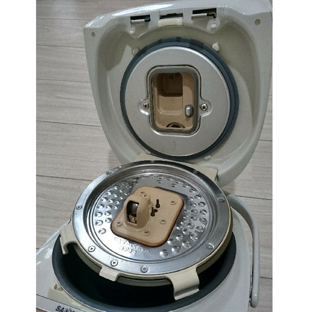 SANYO(サンヨー)のSANYO 5.5合炊き 圧力ＩＨジャー炊飯器：おどり炊き ECJ-LG10 スマホ/家電/カメラの調理家電(炊飯器)の商品写真