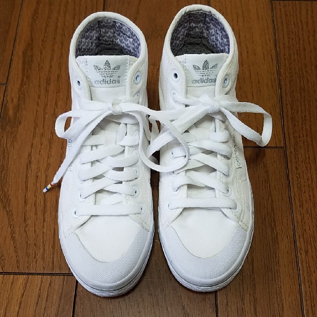 adidas(アディダス)のお値下げします✴adidas  ハイカットスニーカー　白　23㎝ レディースの靴/シューズ(スニーカー)の商品写真