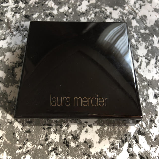 laura mercier(ローラメルシエ)のローラメルシエ キャンドルグロウパウダー 2 コスメ/美容のベースメイク/化粧品(フェイスパウダー)の商品写真