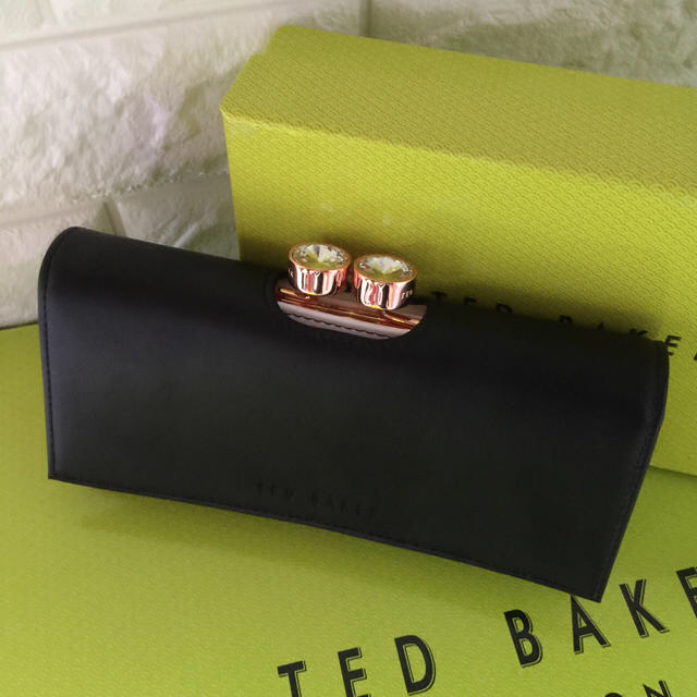 TED BAKER(テッドベイカー)のTed Baker 長財布 本革 クリスタルが素敵 レディースのファッション小物(財布)の商品写真