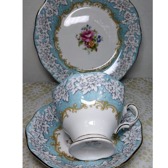 ROYAL ALBERT(ロイヤルアルバート)のまなぴょん様専用。新品未使用ロイヤルアルバートエンチャントメント３点セット インテリア/住まい/日用品のキッチン/食器(グラス/カップ)の商品写真