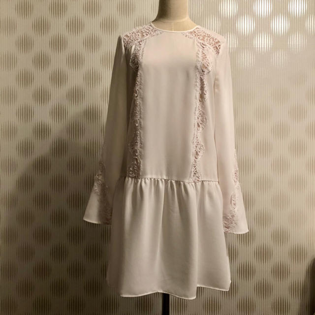 BCBGMAXAZRIA(ビーシービージーマックスアズリア)のBCBG ワンピース ホワイト レディースのフォーマル/ドレス(ミディアムドレス)の商品写真