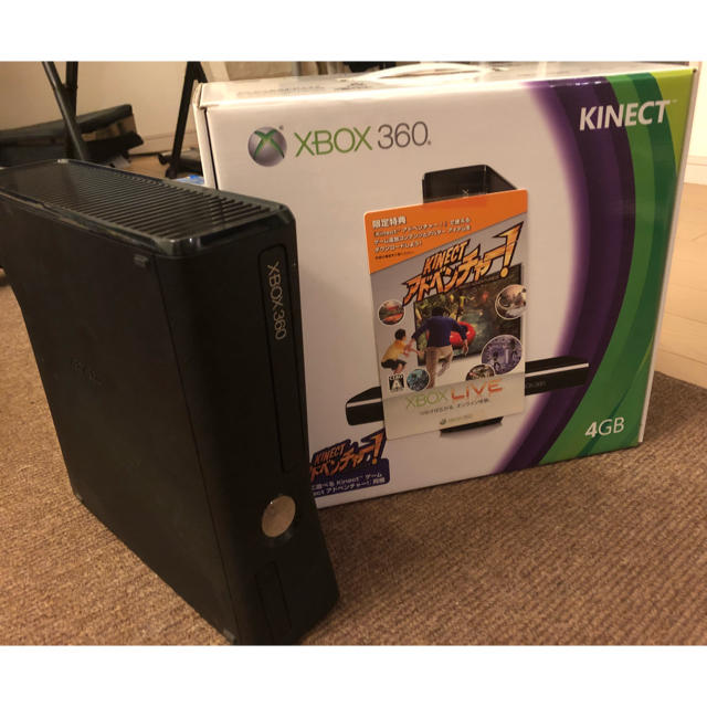 Xbox360(エックスボックス360)のXbox360本体 KINECT 4GBとソフト3つ エンタメ/ホビーのゲームソフト/ゲーム機本体(家庭用ゲーム機本体)の商品写真
