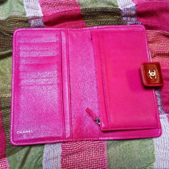 CHANEL(シャネル)のレアデザインカラー　シャネルマトラッセ長財布　赤×ピンク レディースのファッション小物(財布)の商品写真