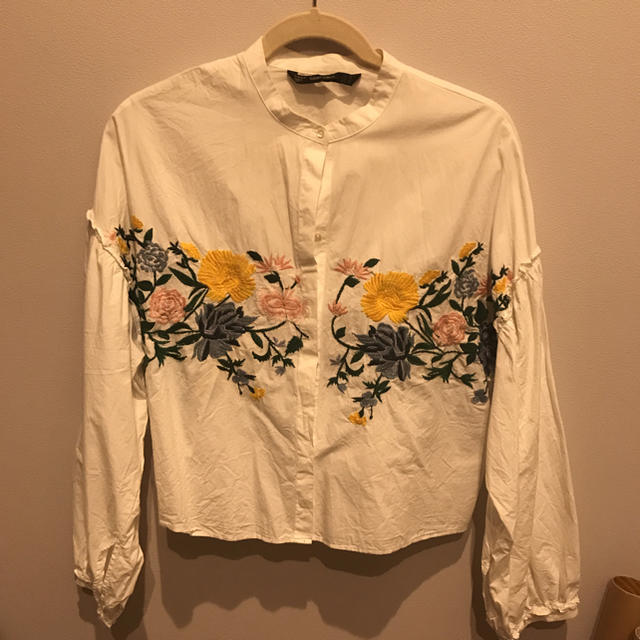 ZARA(ザラ)のzara 花刺繍ブラウス 大人気 レディースのトップス(シャツ/ブラウス(長袖/七分))の商品写真