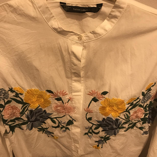 ZARA(ザラ)のzara 花刺繍ブラウス 大人気 レディースのトップス(シャツ/ブラウス(長袖/七分))の商品写真