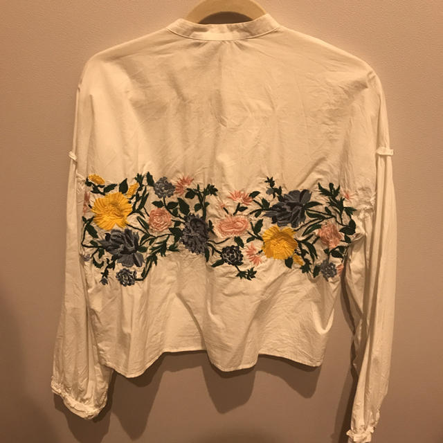 ZARA(ザラ)のzara 花刺繍ブラウス 大人気 レディースのトップス(シャツ/ブラウス(長袖/七分))の商品写真