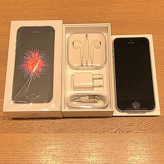 アップル(Apple)のSIMフリー iPhone SE スペースグレイ 32GB（UQ）(スマートフォン本体)