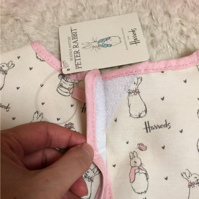 Harrods(ハロッズ)のちゃみ様専用 新品タグ付き☆ハロッズとピーターラビットのコラボ  幼児エプロン キッズ/ベビー/マタニティの授乳/お食事用品(お食事エプロン)の商品写真