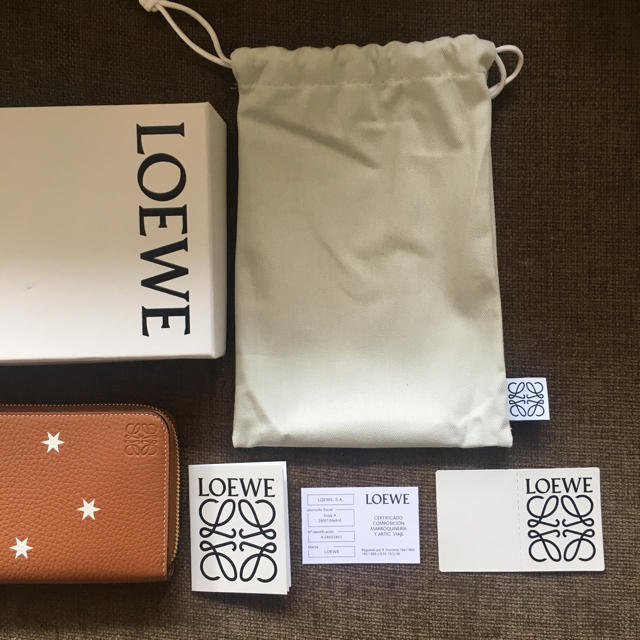 LOEWE(ロエベ)の未使用 ロエベ 長財布 星  正規品 箱、保存袋付き レディースのファッション小物(財布)の商品写真