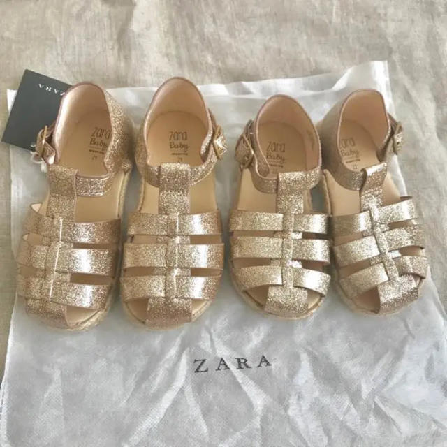 ZARA KIDS(ザラキッズ)のzarababy   グリッタービニールサンダル ゴールド キッズ/ベビー/マタニティのキッズ靴/シューズ(15cm~)(サンダル)の商品写真