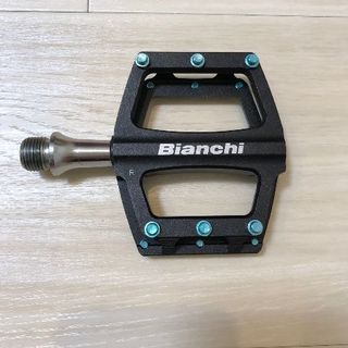 BIANCHI (ビアンキ) CNC アルミ フラットペダル ブラック