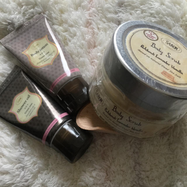 SABON(サボン)の【SABON】ボディ3点セット(スクラブ・ローション・シャワーオイル) コスメ/美容のボディケア(バスグッズ)の商品写真