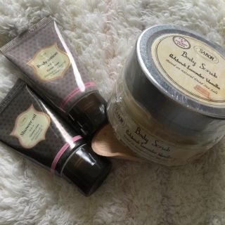 サボン(SABON)の【SABON】ボディ3点セット(スクラブ・ローション・シャワーオイル)(バスグッズ)