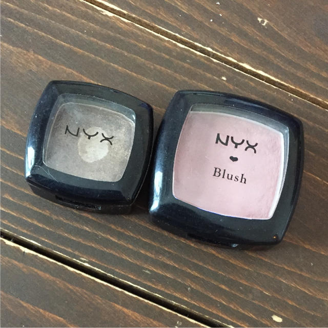 NYX(エヌワイエックス)の中古品NYXアイシャドウ&チーク(ピンク)セット コスメ/美容のベースメイク/化粧品(アイシャドウ)の商品写真