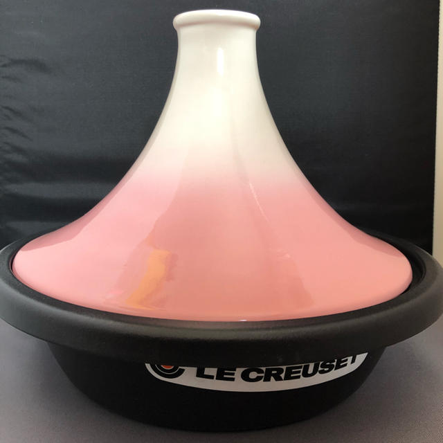 LE CREUSET(ルクルーゼ)の新品 ル・クルーゼ タジン鍋 パウダーピンク インテリア/住まい/日用品のキッチン/食器(鍋/フライパン)の商品写真