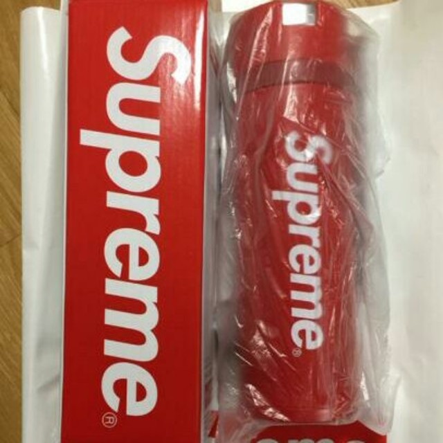 Supreme(シュプリーム)のsupreme 水筒 赤 RD シュプリーム インテリア/住まい/日用品のキッチン/食器(タンブラー)の商品写真