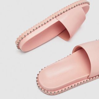 ザラ(ZARA)のZARA 新品 スタッズ付きサンダル(サンダル)