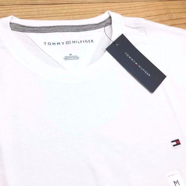 TOMMY HILFIGER(トミーヒルフィガー)の新品【メンズM】★トミー★丸首ワンポイント半袖Ｔシャツ/白/無地/ロゴ刺しゅう メンズのトップス(Tシャツ/カットソー(半袖/袖なし))の商品写真