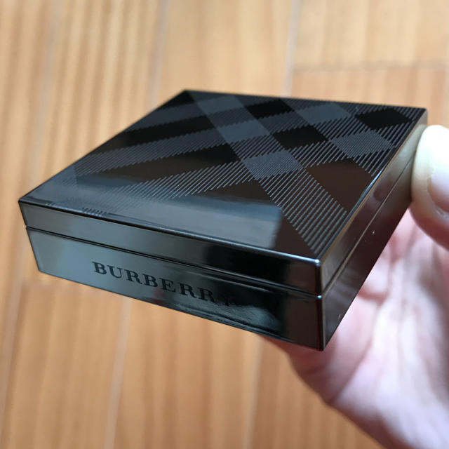 BURBERRY(バーバリー)のバーバリー アイシャドー ゴールド パール 001 コスメ/美容のベースメイク/化粧品(アイシャドウ)の商品写真