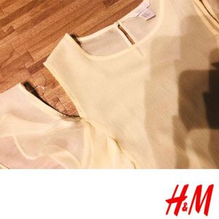 エイチアンドエム(H&M)の１回着★肩開きトップス★レモンイエロー★H&M★フリル＆涙開き(カットソー(半袖/袖なし))