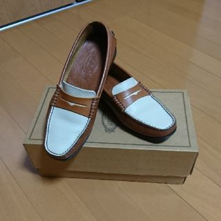 トッズ(TOD'S)のTOD'S ｵﾌﾎﾜｲﾄ×ﾌﾞﾗｳﾝ ドライビングシューズ(ローファー/革靴)