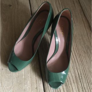 グッチ(Gucci)のGUCCI エナメルオープントゥパンプス 35ハーフ(ハイヒール/パンプス)