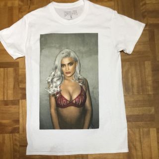 カイリーコスメティックス(Kylie Cosmetics)のカイリー ・ジェンナー T(Tシャツ(半袖/袖なし))