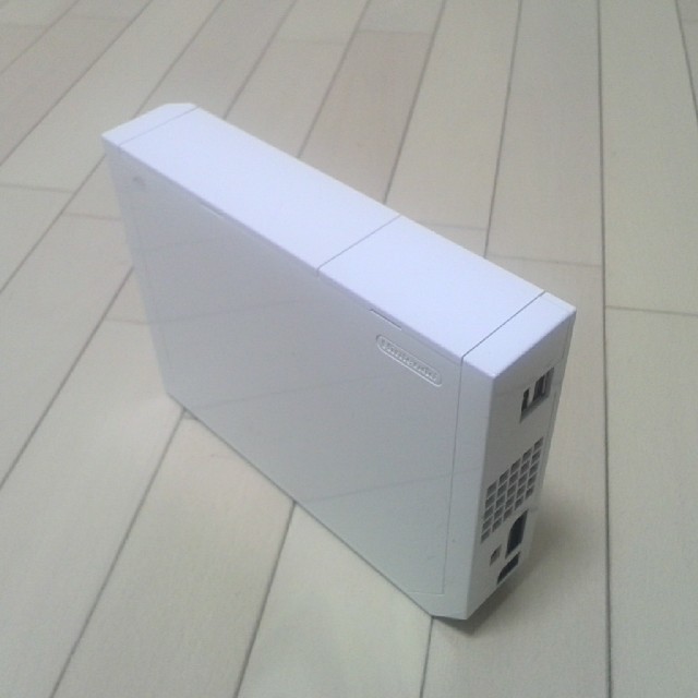 Wii(ウィー)の送料無料・wii ホワイト本体のみ エンタメ/ホビーのゲームソフト/ゲーム機本体(家庭用ゲーム機本体)の商品写真