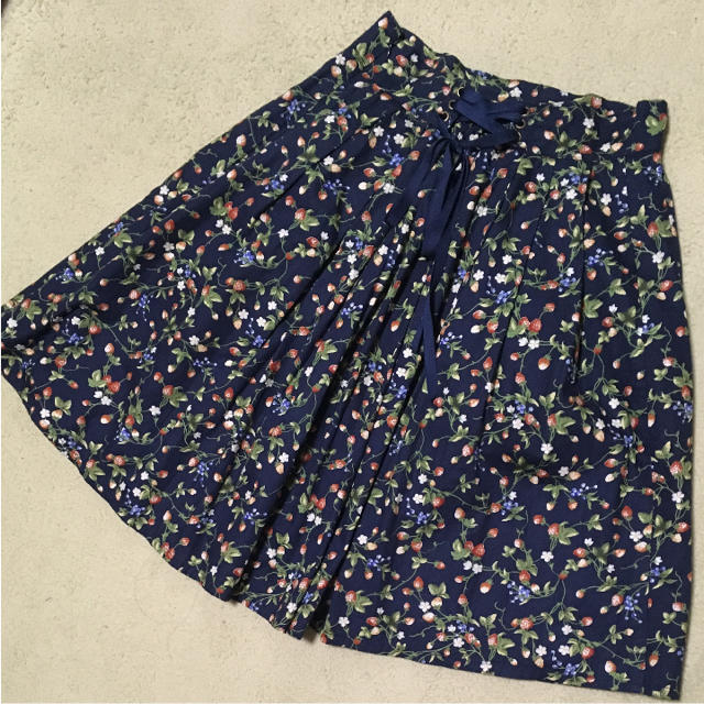 F i.n.t(フィント)のf.i.n.t イチゴ柄 ネイビースカート♡ レディースのスカート(ひざ丈スカート)の商品写真