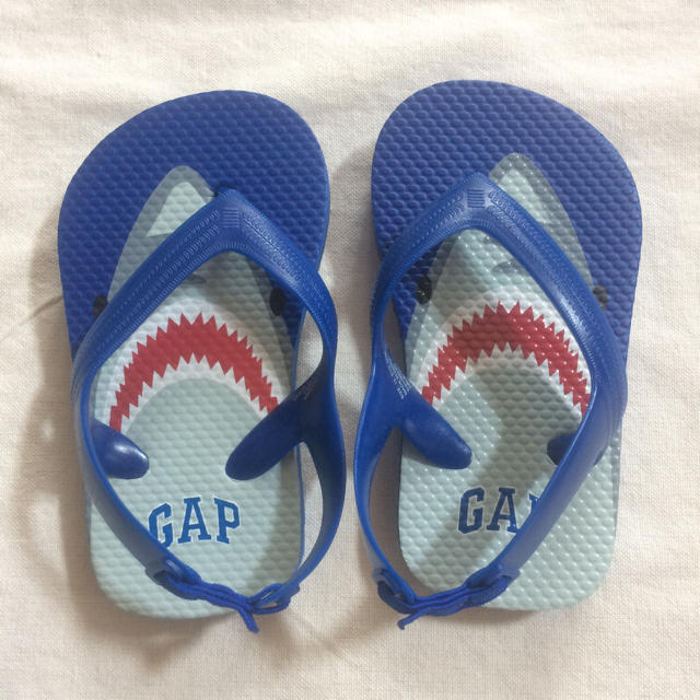 babyGAP(ベビーギャップ)の『新品』babyGAP 男の子向ストラップ付ビーチサンダル12.5㎝〜13.5㎝ キッズ/ベビー/マタニティのベビー靴/シューズ(~14cm)(サンダル)の商品写真