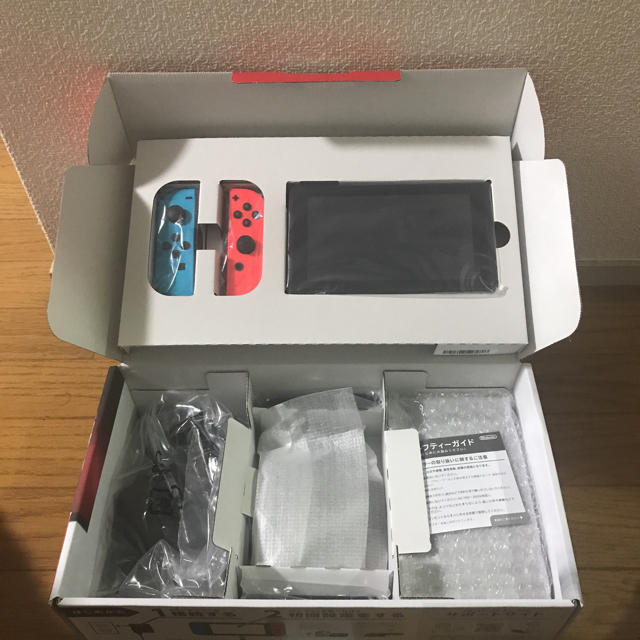 Nintendo Switch(ニンテンドースイッチ)の任天堂switch  ネオンレッド、ブルー超美品 エンタメ/ホビーのゲームソフト/ゲーム機本体(家庭用ゲーム機本体)の商品写真