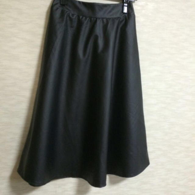 ブラックフェイクレザーミモレスカート レディースのスカート(ひざ丈スカート)の商品写真