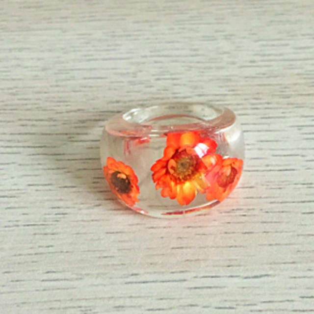 透明リング（オレンジの花入り） レディースのアクセサリー(リング(指輪))の商品写真