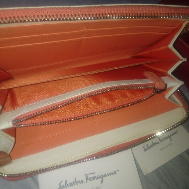 Salvatore Ferragamo(サルヴァトーレフェラガモ)の正規品！Salvatare,Ferragamoラウンドジッパー長財布 レディースのファッション小物(財布)の商品写真