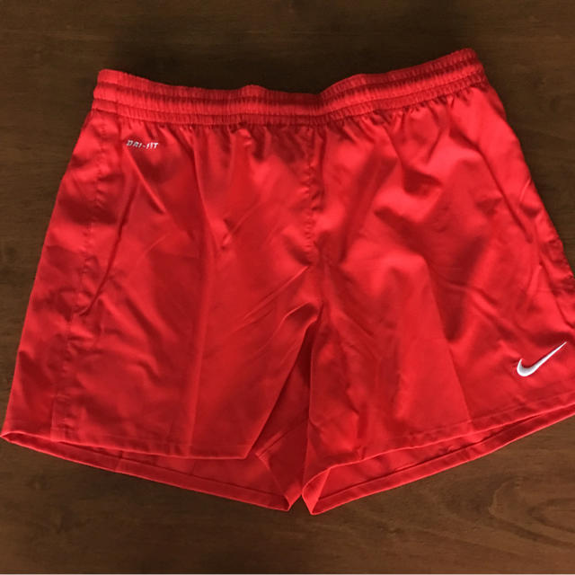 NIKE(ナイキ)のナイキ M 赤 トレーニングウエア ウォーキング  マラソン ヨガ レディースのパンツ(ショートパンツ)の商品写真