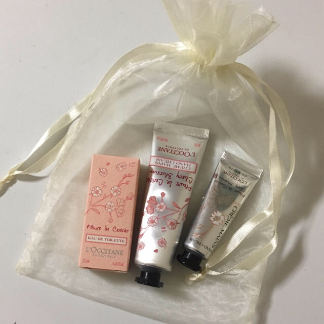 L'OCCITANE(ロクシタン)のL'OCCITANE ロクシタンハンドクリーム＆オードドワレ チェリーブロッサム コスメ/美容のボディケア(ハンドクリーム)の商品写真