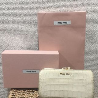 ミュウミュウ(miumiu)のmiumiu ガマ口 財布 オフホワイト(財布)