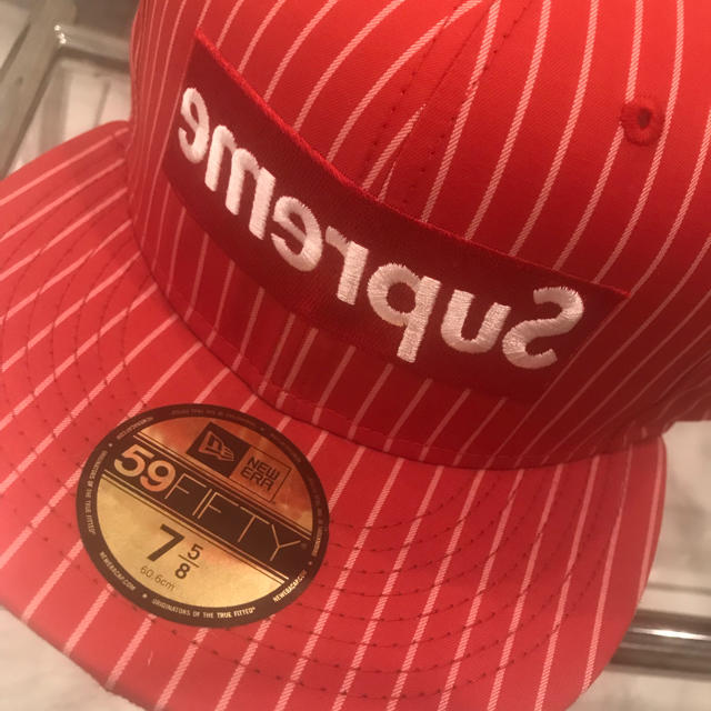 Supreme(シュプリーム)のsupreme シュプリーム コムデギャルソン ニューエラ 7 5/8 60.6 メンズの帽子(キャップ)の商品写真