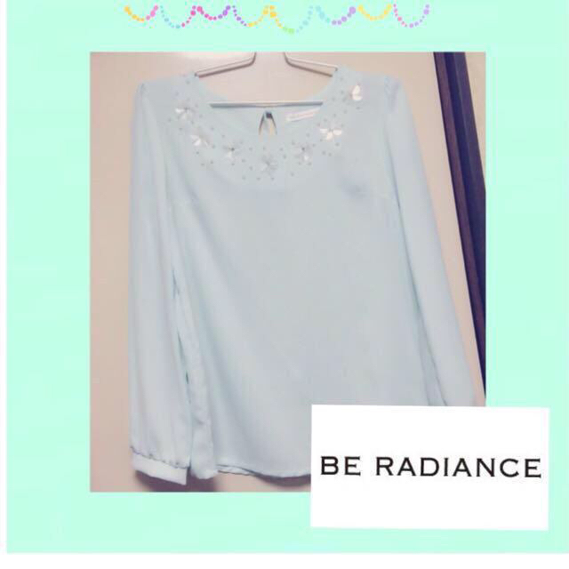 BE RADIANCE(ビーラディエンス)のビーズ&パール付きブラウス レディースのトップス(シャツ/ブラウス(長袖/七分))の商品写真