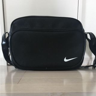 ナイキ(NIKE)のほぼ新品 ナイキ エナメル ショルダーバック(ショルダーバッグ)