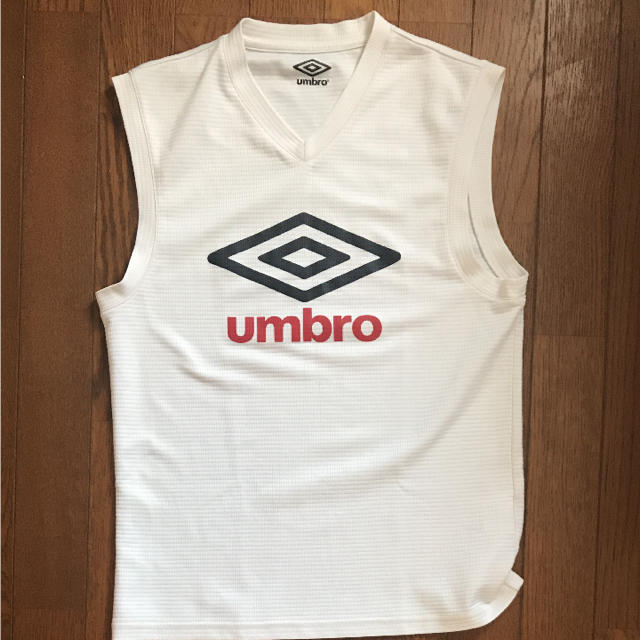 UMBRO(アンブロ)のumbro ノースリーブ シャツ サイズM スポーツ/アウトドアのサッカー/フットサル(ウェア)の商品写真