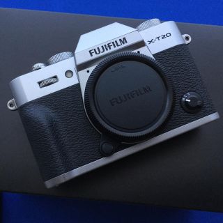 フジフイルム(富士フイルム)のFujifilm X-T20 ボディ シルバー  おまけ付き(ミラーレス一眼)